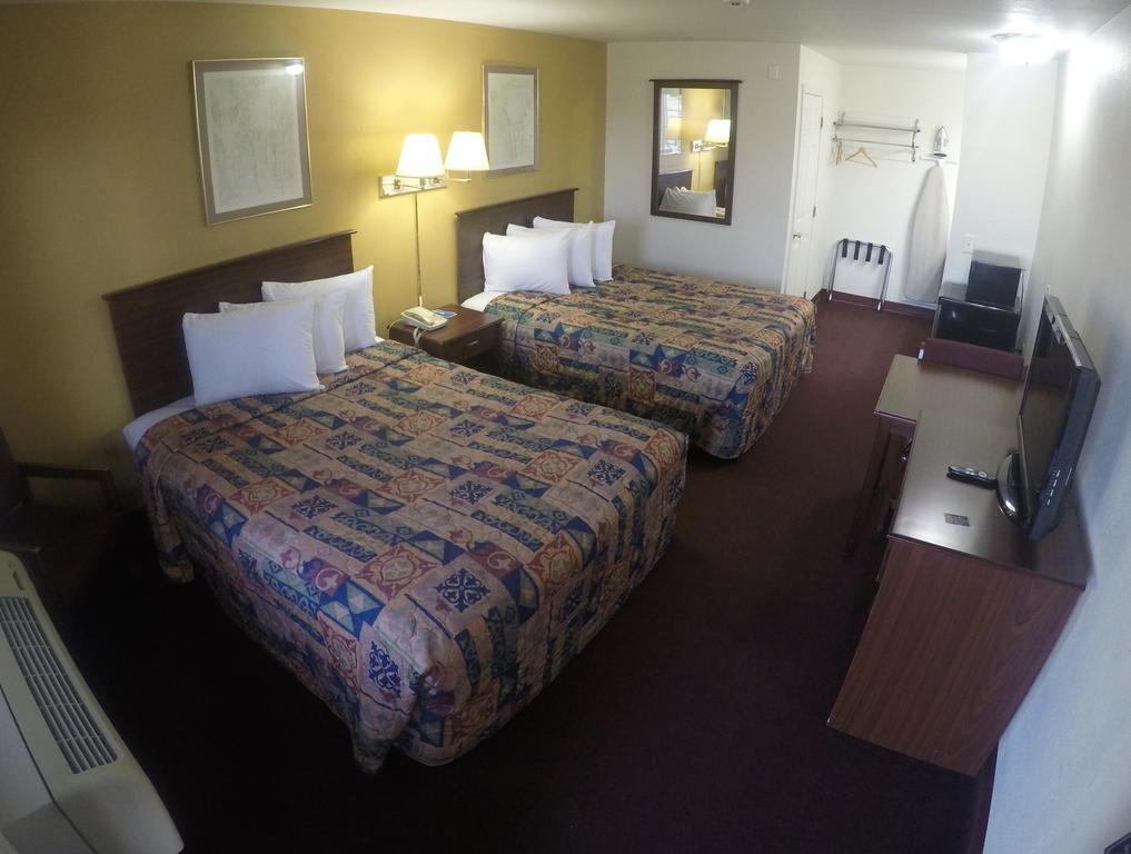 Rodeway Inn Goddard Экстерьер фото